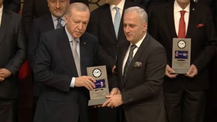 Ödülünü Cumhurbaşkanı Erdoğan verdi! Yılın Köşe Yazarı Yücel Koç - Gündem