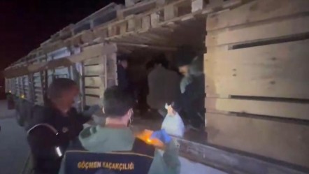 Polisler şaşkına döndü! Tırın içindeki gizli bölmeden 42 kişi çıktı - 3. Sayfa