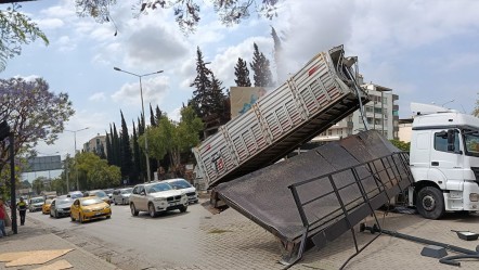 Üst geçidi koparan tır tehlike saçtı! Tır sürücüsü "Vurunca haberim oldu" dedi - Gündem