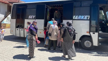 Günde 40 köy geziyor, 120 kilometre yol yapıyor! Otobüsü gören sıraya giriyor: O olmasa aç kalırız - Ekonomi