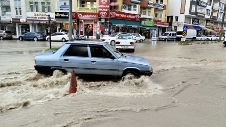 Sinop Boyabat'ı sağanak vurdu! Gök gürledi, ilçe sular altında kaldı - Yaşam