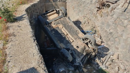 Traktörle çarpışan otomobil kanala uçtu! Yaralılar var - 3. Sayfa