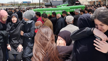 Evde cesetleri bulunan 2 kardeş yan yana defnedildi! Gözyaşları sel oldu, her sözleri yürek yaktı - Gündem