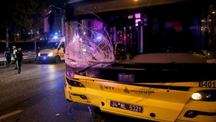 İETT otobüsü kaza yaptı! O anlar kameralara yansıdı - 3. Sayfa