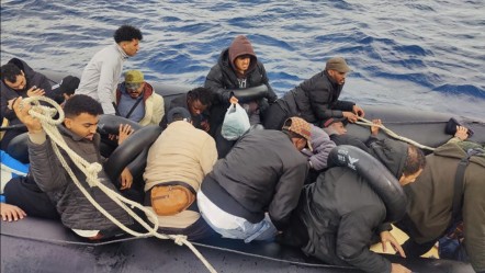 İzmir açıklarında 24 göçmen yakalandı - Gündem