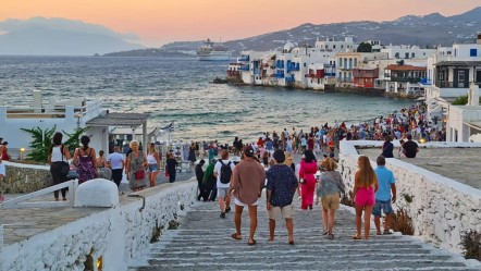 Kapıda vize sonrası akın ettiler! 2024'te 1,5 milyon Türk ziyaret etti  - Ekonomi