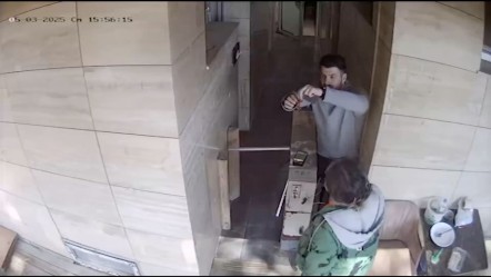 Keseyi görür görmez kameralara koşup, gösterdi! Polis her yerde onu arıyor - 3. Sayfa