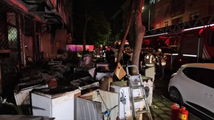 Küçükçekmece'de yangın paniği! Alevler tüm binayı sardı, insanlar tahliye edildi - 3. Sayfa