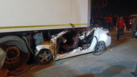 Mersin'de feci kaza: Park halindeki tırın altına giren otomobilde can pazarı! - 3. Sayfa