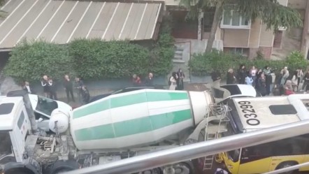 İETT otobüsü ile beton mikseri çarpıştı! Trafik yoğunluğu meydana geldi - Gündem