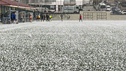 Mayıs ayında şaşırtan görüntü: Kent merkezi bir anda beyaz örtüyle kaplandı - Yaşam