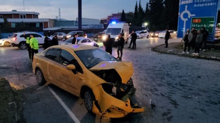 Sakarya'da taksi ile otomobil çarpıştı: Yaralılar var - 3. Sayfa