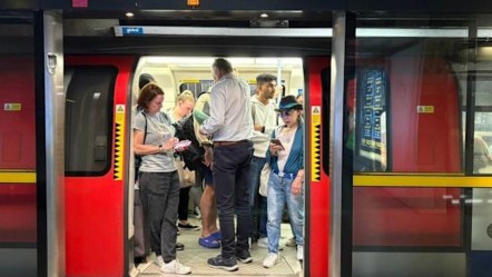 Avrupa'da yeniden elektrik kaosu! İngiltere'de yangın çıktı, hatlar durdu, yolcular saatlerce mahsur kaldı - Dünya