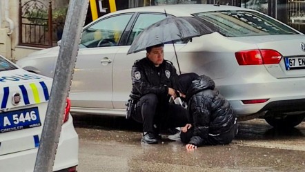 Erzurum'da yürek ısıtan görüntü! Polis ıslanmasın diye çocuğa şemsiye tuttu - Yaşam