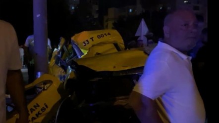 Mersin'de kaza! Taksi direğe çarptı, 2 kişi öldü - 3. Sayfa