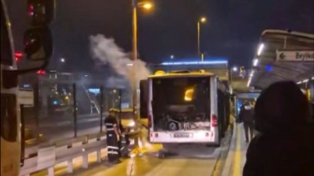Okmeydanı durağında metrobüsün motoru yandı! Seferler aksadı - Gündem