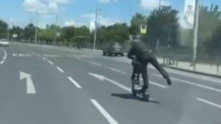Uyarılara aldırış etmedi, canını böyle hiçe saydı! İstanbul'da scooter ile trafikte dehşet görüntüler - 3. Sayfa