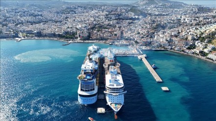3 kruvaziyer demirledi! Tatil cenneti ilçemize binlerce turist geldi - Ekonomi