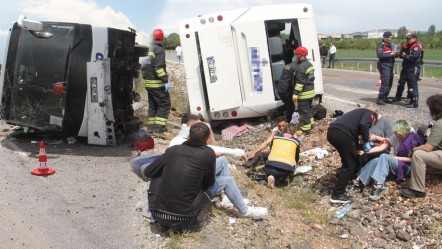 Konya'da yolcu otobüsü devrildi: 13 yaralı - Gündem