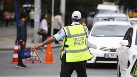 Polis kokudan şüphelendi, araçtan çıkanlar şaşkına çevirdi - Gündem