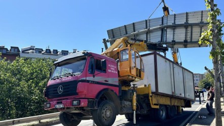 Kadıköy'de ilginç anlar: Konteyner yüklü vinç yolda yön levhasına takıldı - 3. Sayfa