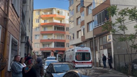 2 yaşındaki çocuk tırmandığı demir korkuluklardan aşağıya düştü! - 3. Sayfa