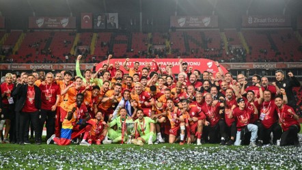 Galatasaray'da beş günde iki zafer birden: Beş yıldızlı çifte kutlama - Spor