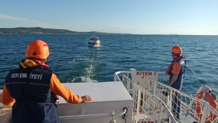 Boğaz'da gemi arızası... Tekne ve içindekiler kurtarıldı - Gündem