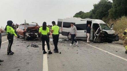 Bursa'da minibüs ile otomobil çarpıştı! Kaza sonrası iki taraf birbirine girdi: 12 yaralı - 3. Sayfa