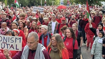 Avrupa'nın göbeğinde İsrail protestosu! Giysilerinin rengi ve sloganları her şeyi anlatmaya yeter - Dünya