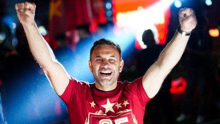 Galatasaraylı futbolcular basın toplantısını bastı! Okan Buruk'a sürpriz tezahürat - Spor