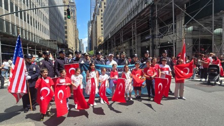 Görenler hayran kaldı: New York'ta Türk rüzgarı! Mehter takımı ABD'de yeri göğü inletti! Türk Günü manşet oldu - Dünya