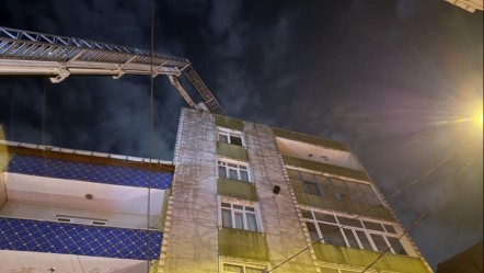 İstanbul Küçükçekmece'de yangın paniği! 7 katlı binanın çatısı alev alev yandı - 3. Sayfa