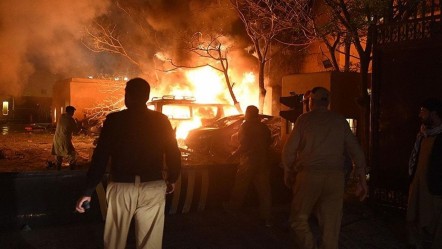 Pakistan'da alarm: Bombalı saldırı sonrası çatışma çıktı - Dünya