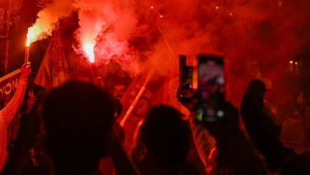 Almanya'da olaylı şampiyonluk kutlaması! 33 polis yaralandı - Dünya