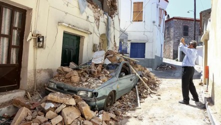 Komşuda halk diken üstünde! Depremlerin vurduğu adada OHAL ilan edildi - Dünya