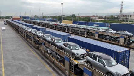 Yüzlerce otomobil Türkiye'ye getirildi! Boğazı Marmaray hattı ile trenle geçtiler - Ekonomi