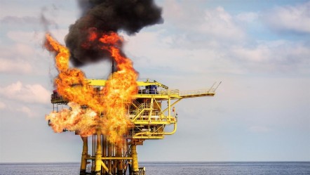 Petrol platformu alev aldı! 4'ü ağır çok sayıda yaralı var - Dünya