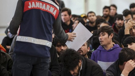 Antalya'da çok sayıda düzensiz göçmen ve göçmen kaçakçısı yakalandı - 3. Sayfa