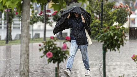 Bunaltan sıcak havaya kanmayın! İstanbul için tarih verildi, gök gürültülü sağanak geliyor - Gündem