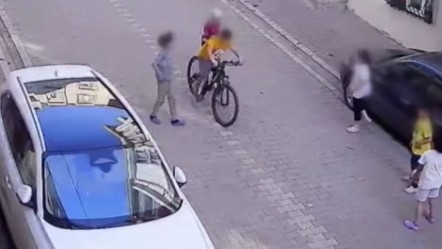Çaldığı bisikleti arkadaşlarına gösterirken araba çarptı! Feci kaza kamerada - Yaşam