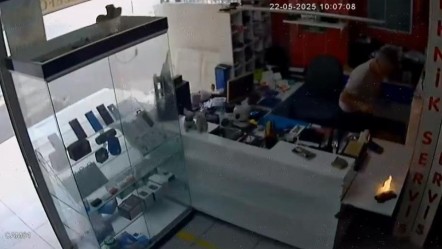 Bir anda patladı, sonrasında alev aldı! Telefoncuda korku dolu anlar - 3. Sayfa