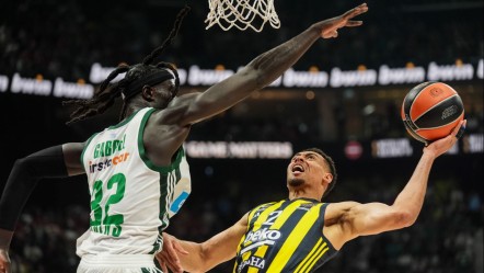 Giannakopoulos'tan devre arasında skandal! Oyuncular ve hakemlerle tartıştı - Spor