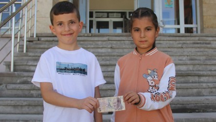 Kantinden aldığı paradaki notu fark etti, herkesi harekete geçirdi! Zehra'nın dikkati herkesi duygulandırdı - Yaşam