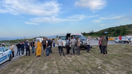 Tokat'ta minibüs ile traktör birbirine girdi: Yaralılar var - 3. Sayfa