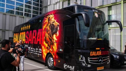 Galatasaray'ın takım otobüsüne İzmir'de taşla saldırı! - Spor
