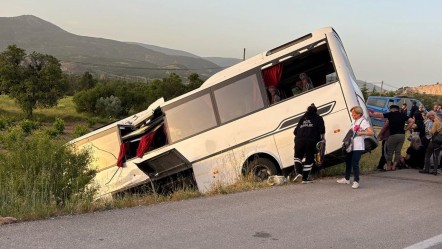 Isparta-Afyon yolunda can pazarı: İki otobüs çarpıştı - 3. Sayfa