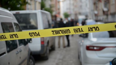 İstanbul'da polise bıçaklı saldıran şahıs vurularak etkisiz hale getirildi - 3. Sayfa