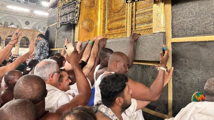 Milyonların Kâbe heyecanı! Duvarına ulaşabilenler gözyaşları içerisinde dua ediyor - Kültür - Sanat