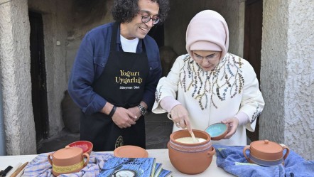Kapadokya’da dikkat çeken kare! Emine Erdoğan çömlekle yoğurt mayaladı - Yaşam